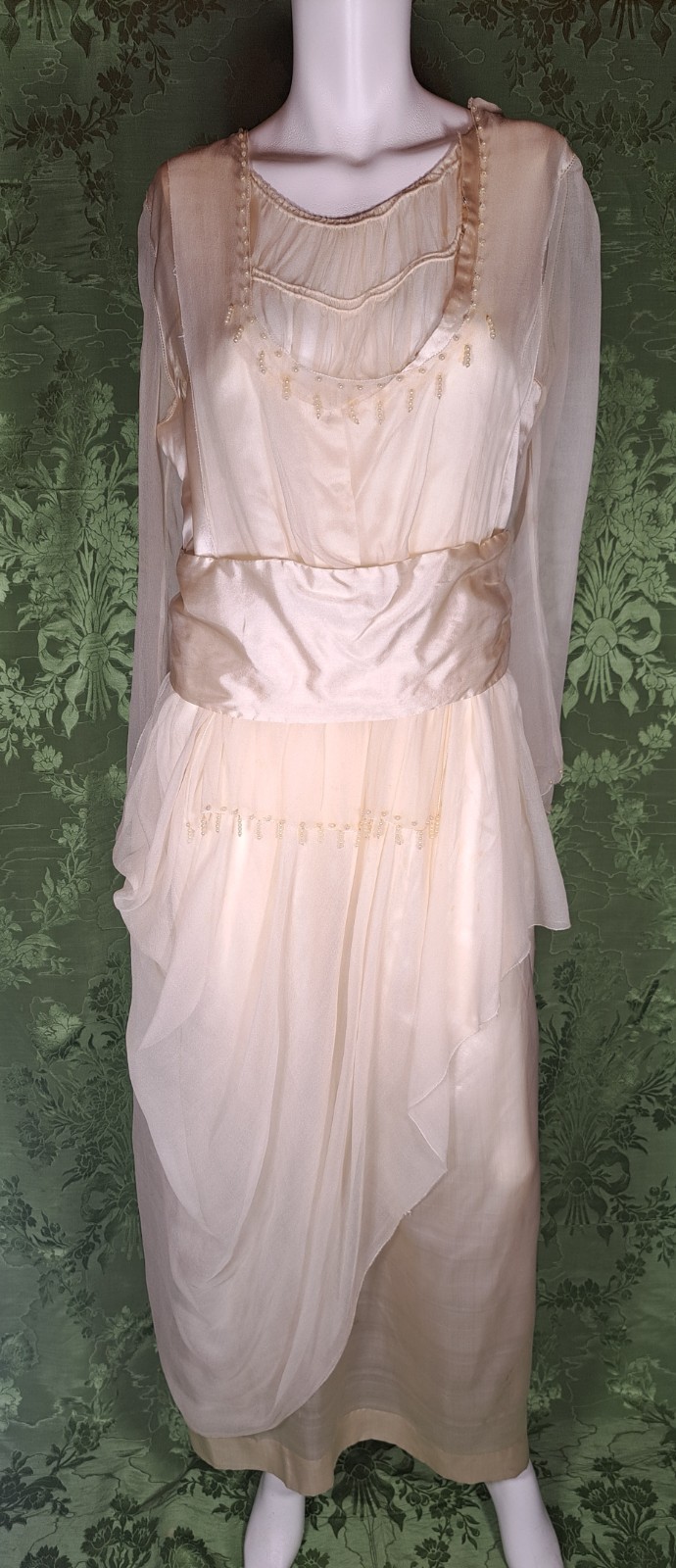 LATE EDWARDIAN CHIFFON AND SILK WEDDING GOWN WITH TRAIN, PEARLS