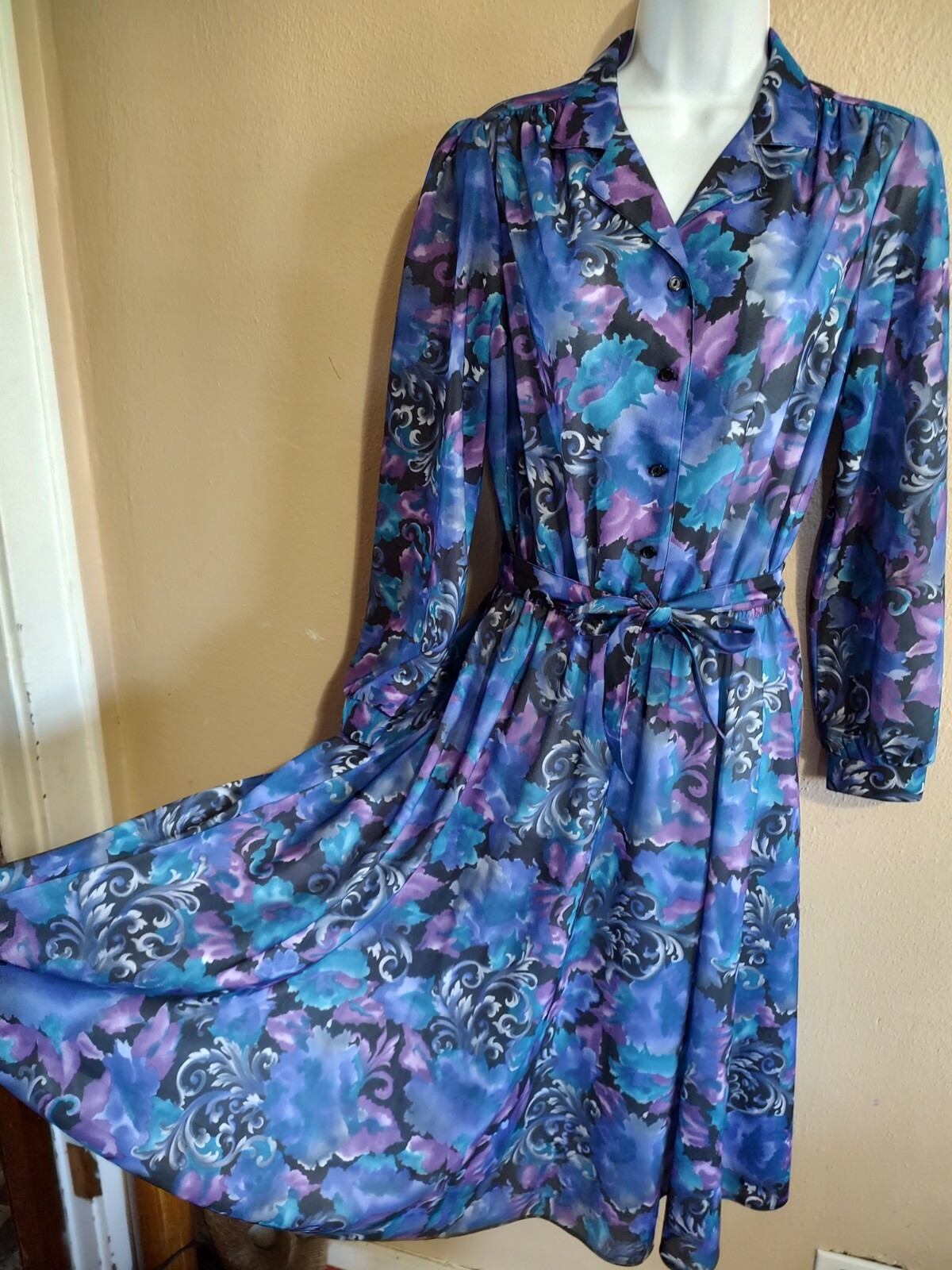 1970’s Beautiful Vintage Blue Black Purple Floral Print Dress Size Small Medium