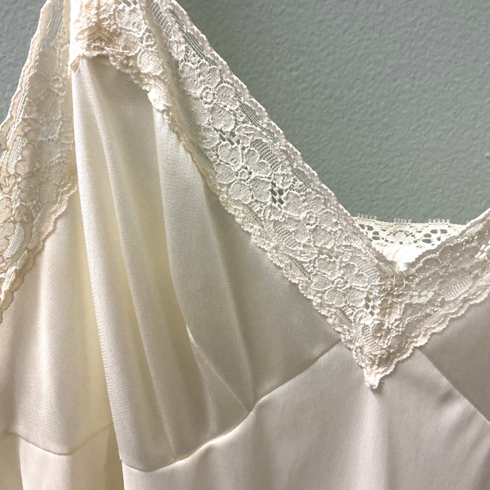 Vanity Fair Nylon & Lace Full Slip Ivory Size 34 T Lingerie Streetwear Vintage