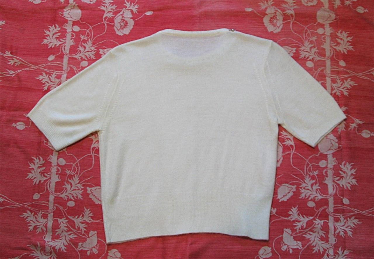 VINTAGE 1950S~ WHITE ORLON SHORT SLEEVE SWEATER TOP~ FAUX PEARL NECKLINE~34~S