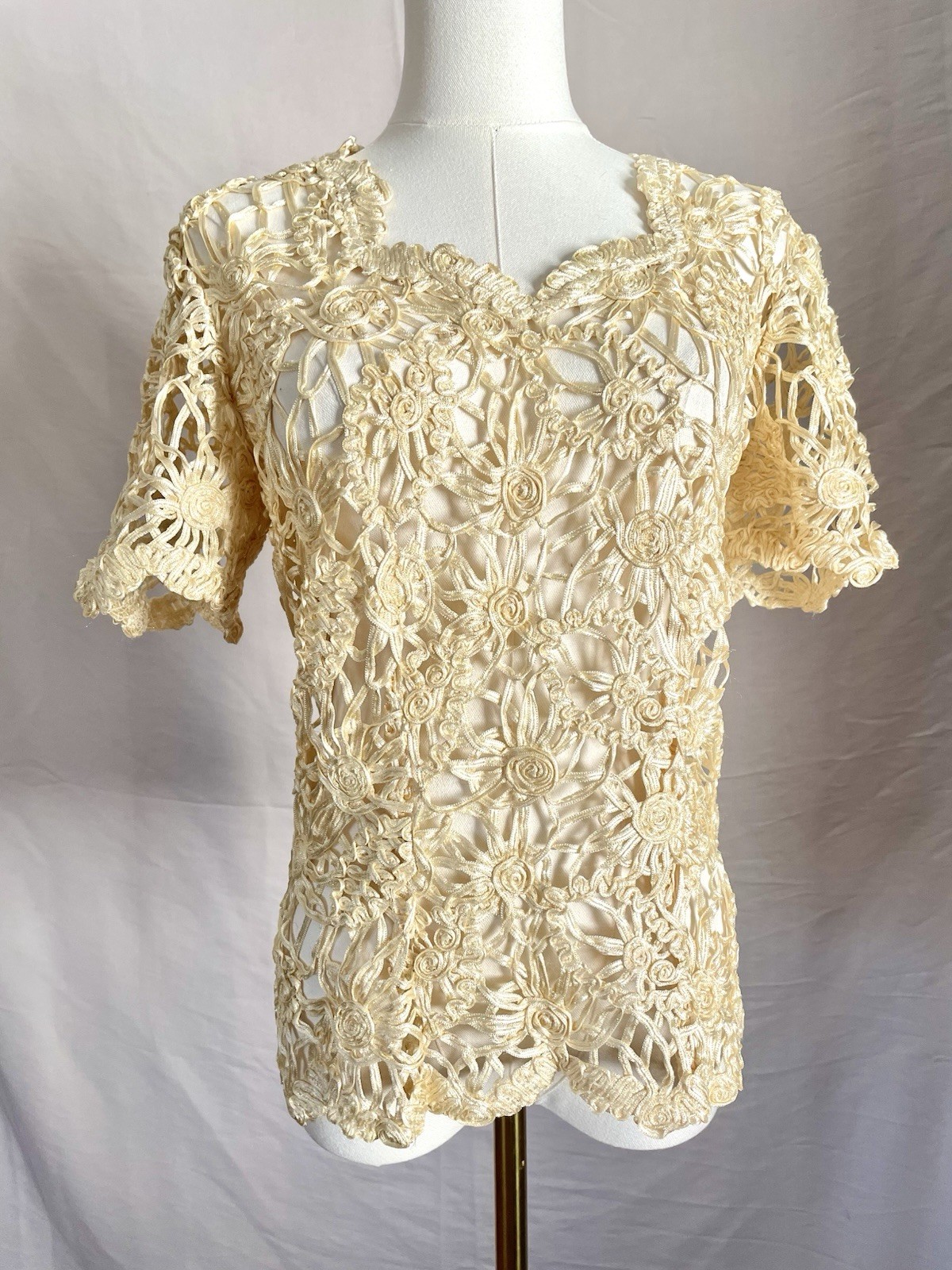 Vintage Boho ribbon crochet short sleeve shirt VTG 1950s Cream And Gold Metallic