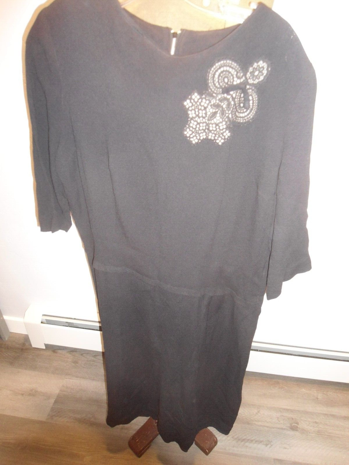 VTG.40’S MYNETTE BLK.RAYON CREPE DRESS,,LACE APPLIQUE,CHEST 44,FAUX PEPLUM