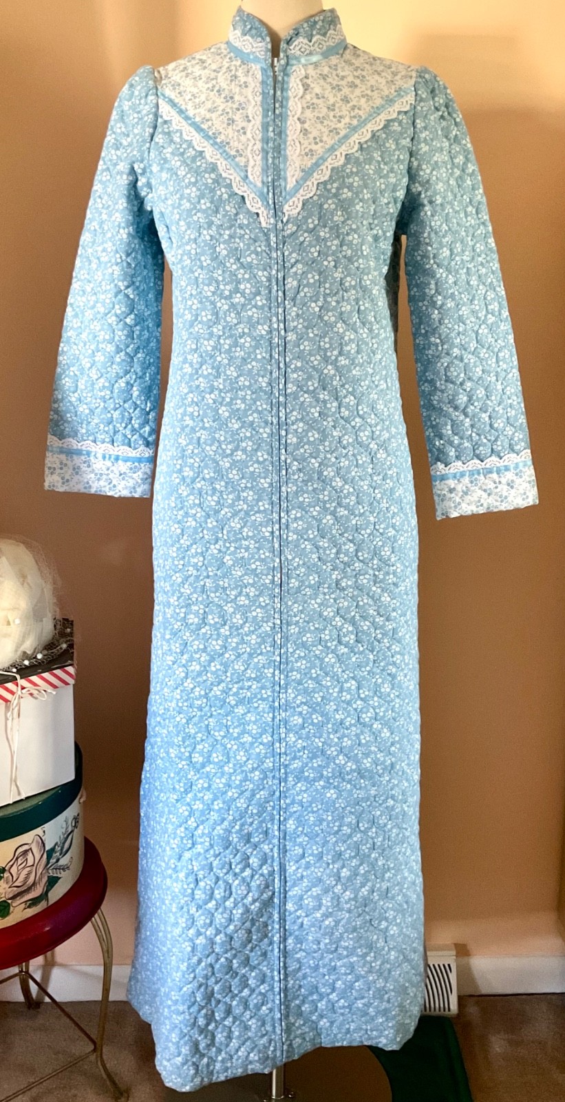 VTG EVELYN PEARSON LONG SZ SM COTTON/POLY BLUE WHITE FLORAL ROBE LACE TRIM ILGWU