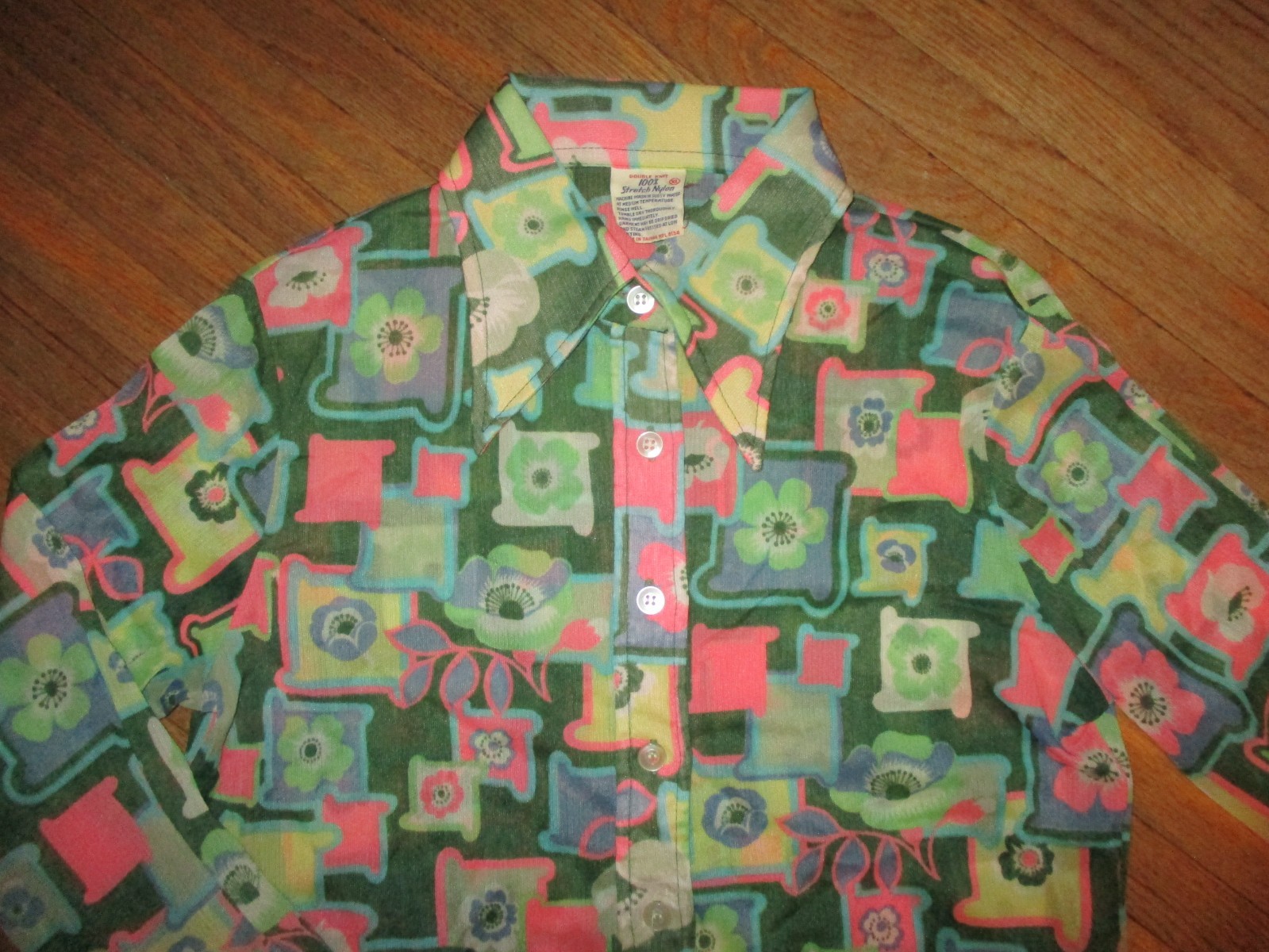women vtg 70s Stretch Nylon DISCO SHIRT Button Front Blouse Pop Art Floral 36 in