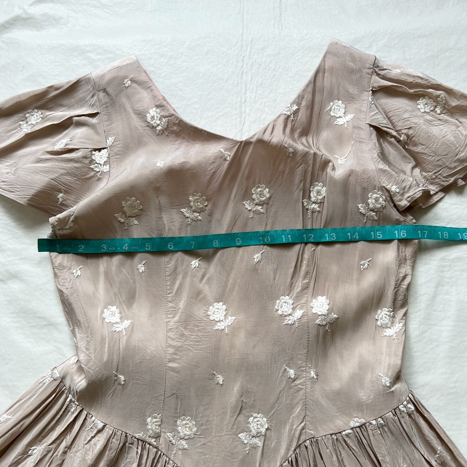 Vintage dress 80s does 50s taupe beige short sleeve embroidered flowers size 4