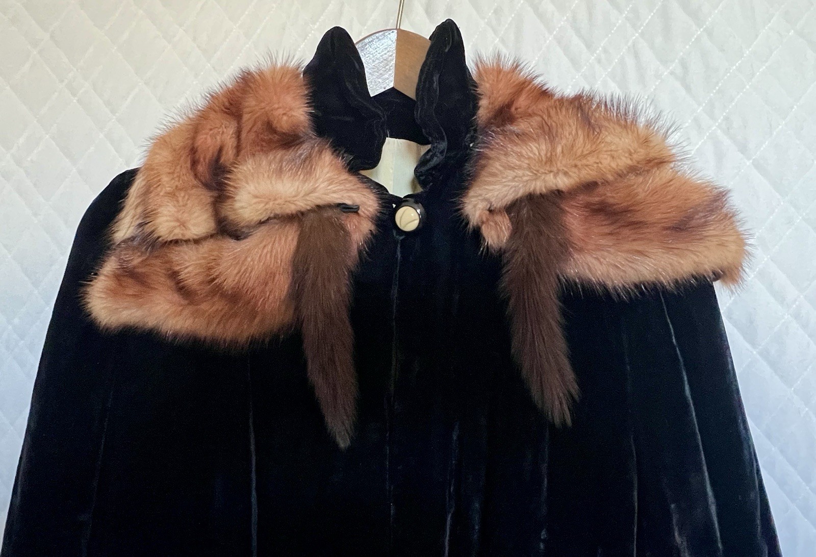 VICTORIAN Black velvet jacket with reddish~brown fox collar; very soft/cool!