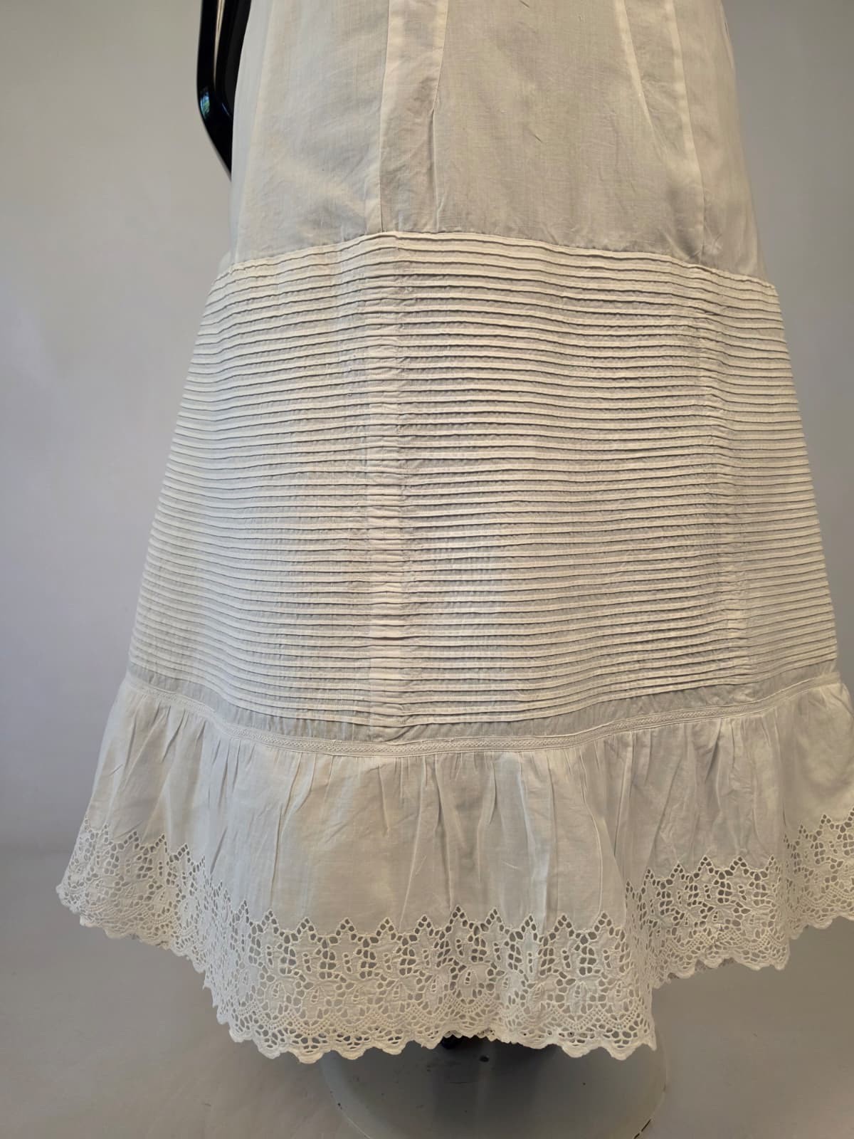 VICTORIAN 19TH CENTURY PETTICOAT W PLEATS & CUTWORK BOTTOM SWEEP