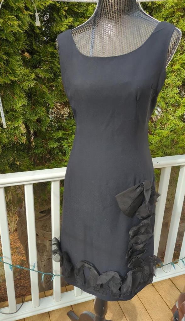 1950’s VINTAGE BLACK CREPE RUFFLE TRIM COCKTAIL METAL ZIPPER DRESS 36″ BUST