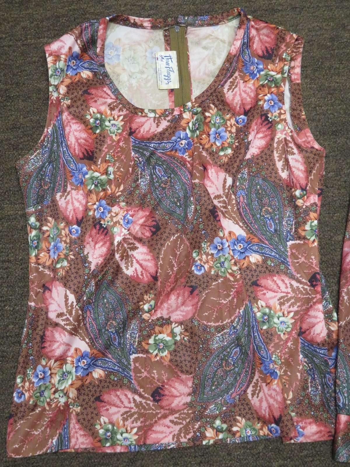 2 PCS. WOMEN’S VINTAGE TOPS MADE BY THREE FLAGGS