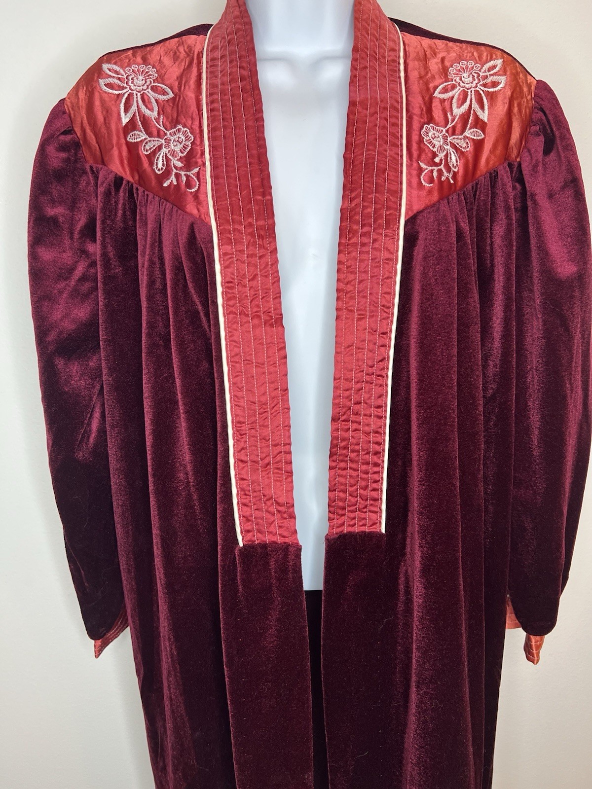 Vintage Anne Leslie Robe Small Burgundy Velvet Satin Embroidered Excellent USA