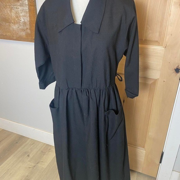Vintage 1960’s Black MIDI Dress with pockets and collars S/M