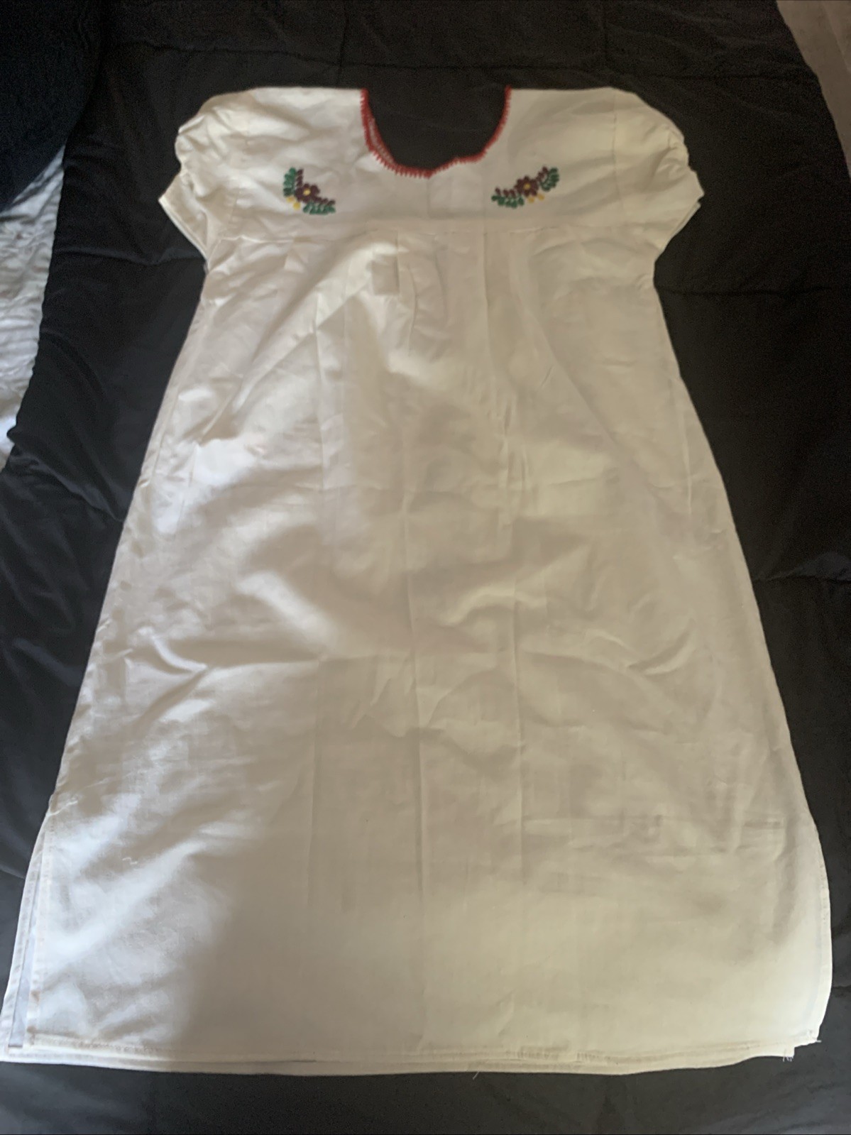 Vintage Mexican Embroidered Floral Dress White Boho Unbranded 18″ Pit to Pit