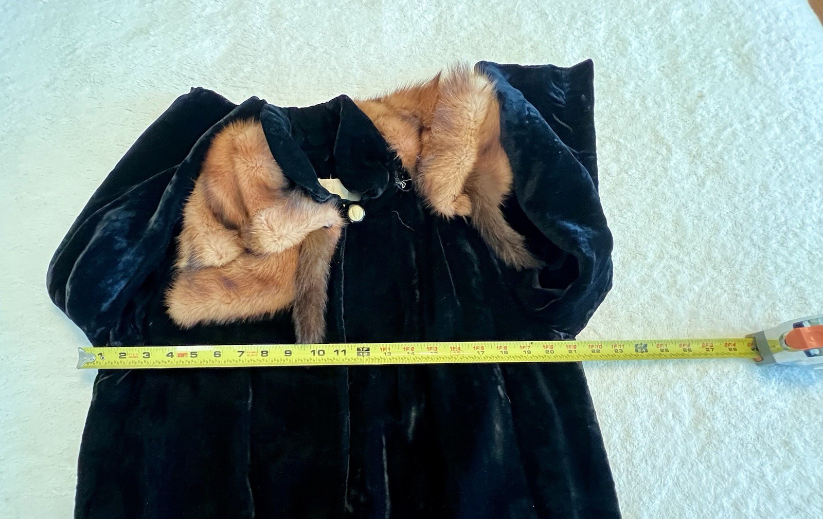 VICTORIAN Black velvet jacket with reddish~brown fox collar; very soft/cool!