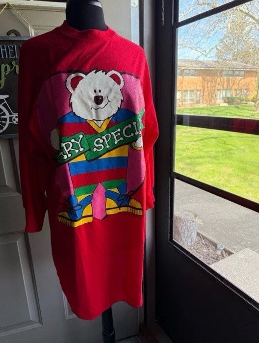 Vintage 1994 Jennifer Dale Beary Special colorful heart bear nightgown, one size
