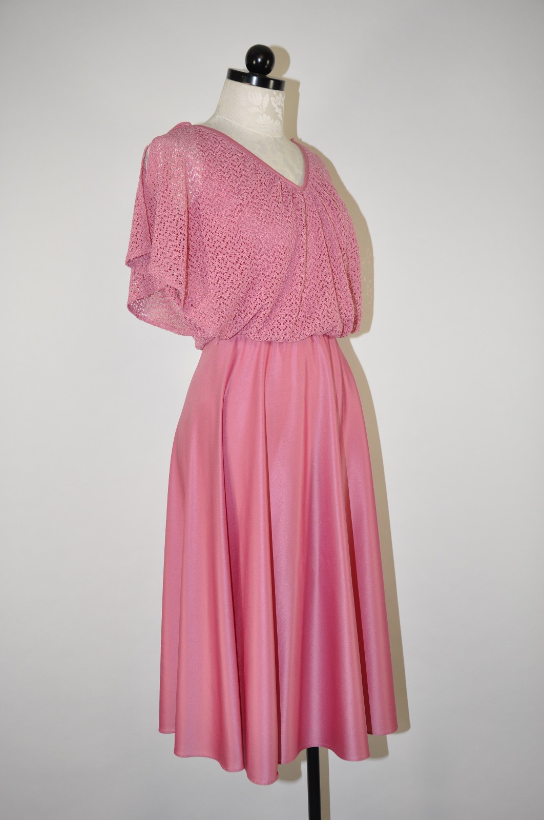 70s Vintage Pink Poly Jersey Eyelet Lace Draped Batwing Sleeve Boho Cape Dress S