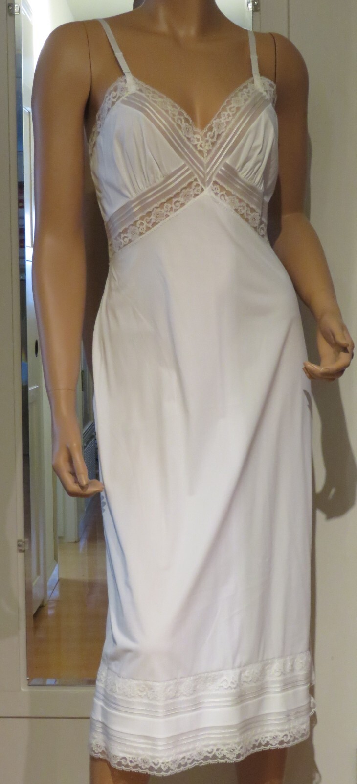 ll Full-Slip Gotham Gold-Stripe 41″ Long Nylon White Size 34 EUC
