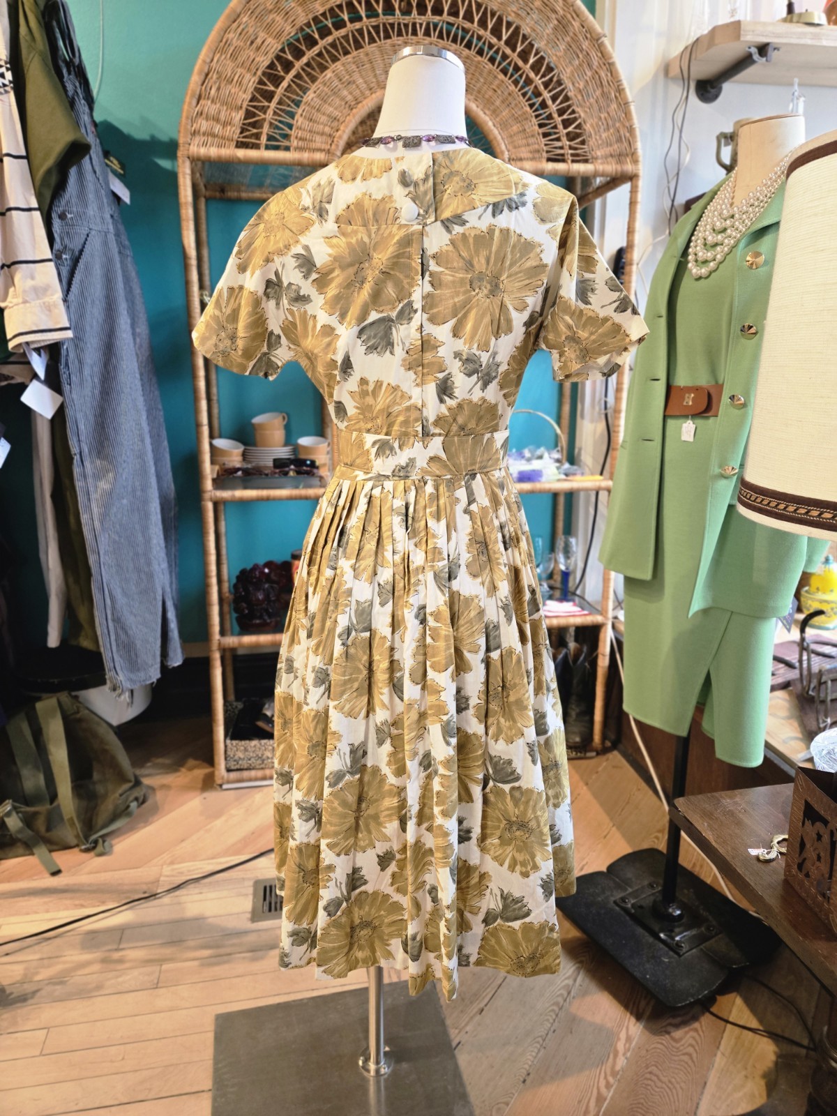VTG 1950s Polished Cotton Yellow Sunflower Patterned Full Skirt Dress W/Belt