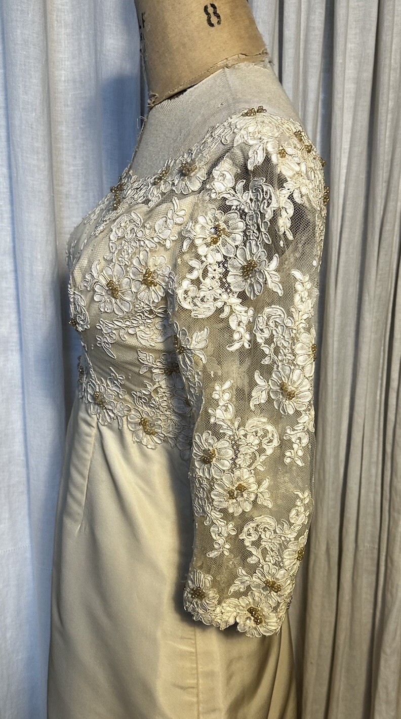 True Vintage Women’s Ivory Silk /Lace A/line Wedding Dress Sz XS Pre-owned
