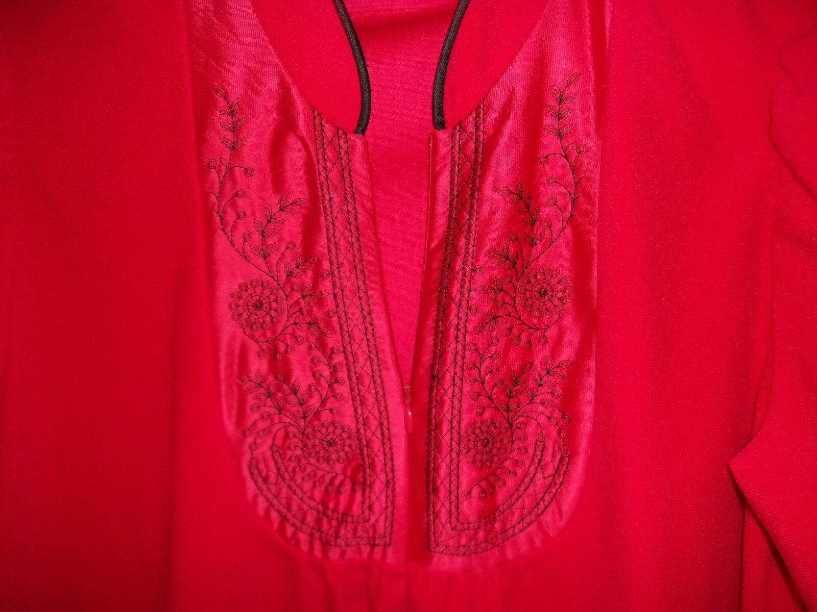 WOMAN’S VINTAGE ROBE GOWN RED VELOUR SIZE MEDIUM 6 INCH ZIPPER AT NECK JC PENNY