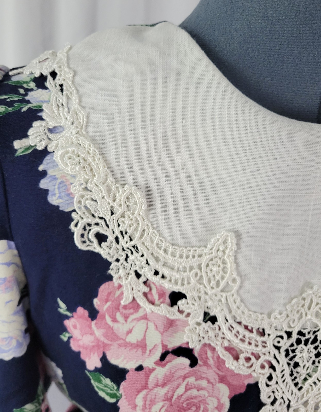 Vtg Lisa II Navy Blue Floral Blouson Dress w White Crochet Trimmed Bib Size M?