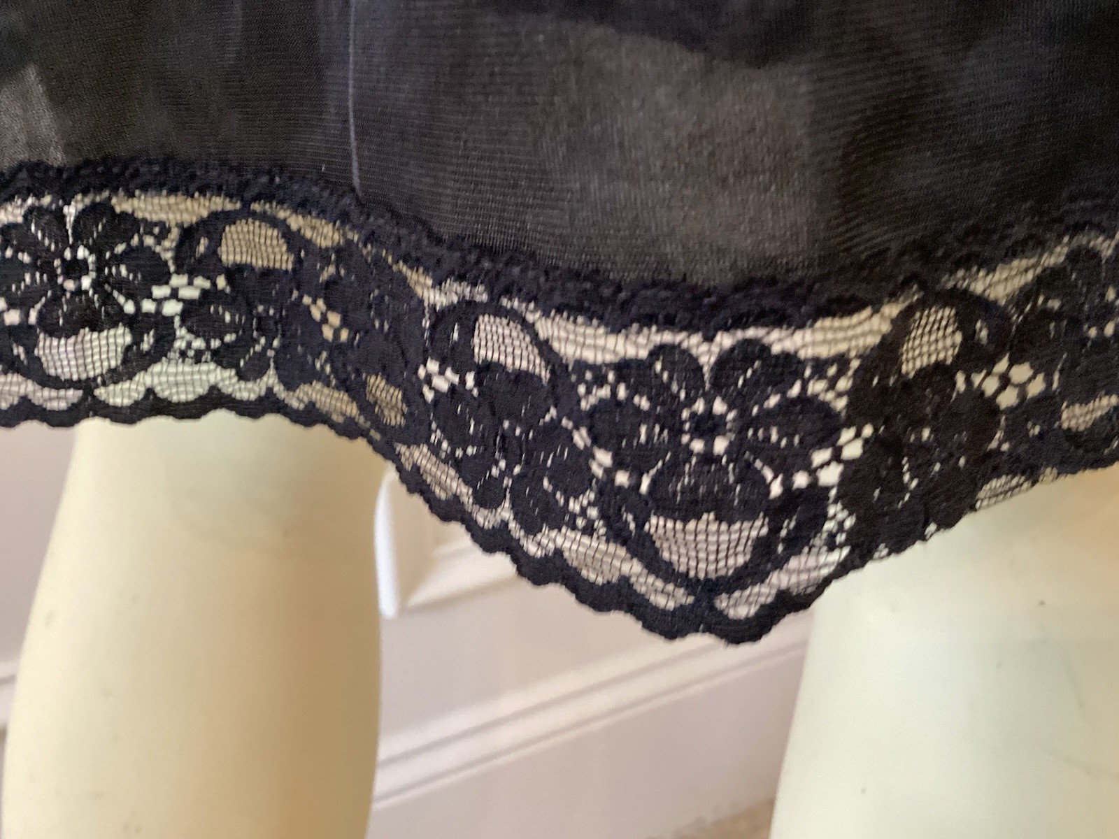 Vanity Fair WN SZ 34 22”/40 Black Vintage Nylon Full Slip Style 10-103 Lace Trim