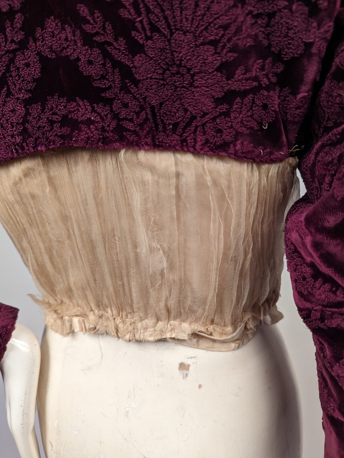 VICTORIAN 1890’S EMBROIDERED VELVET JACKET W SEVERELY HIGH COLLAR 