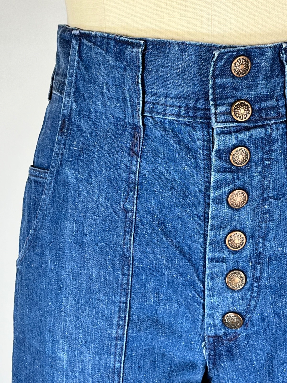 Vintage 1970’s medium wash blue 100% cotton denim high waist bell bottoms 28w