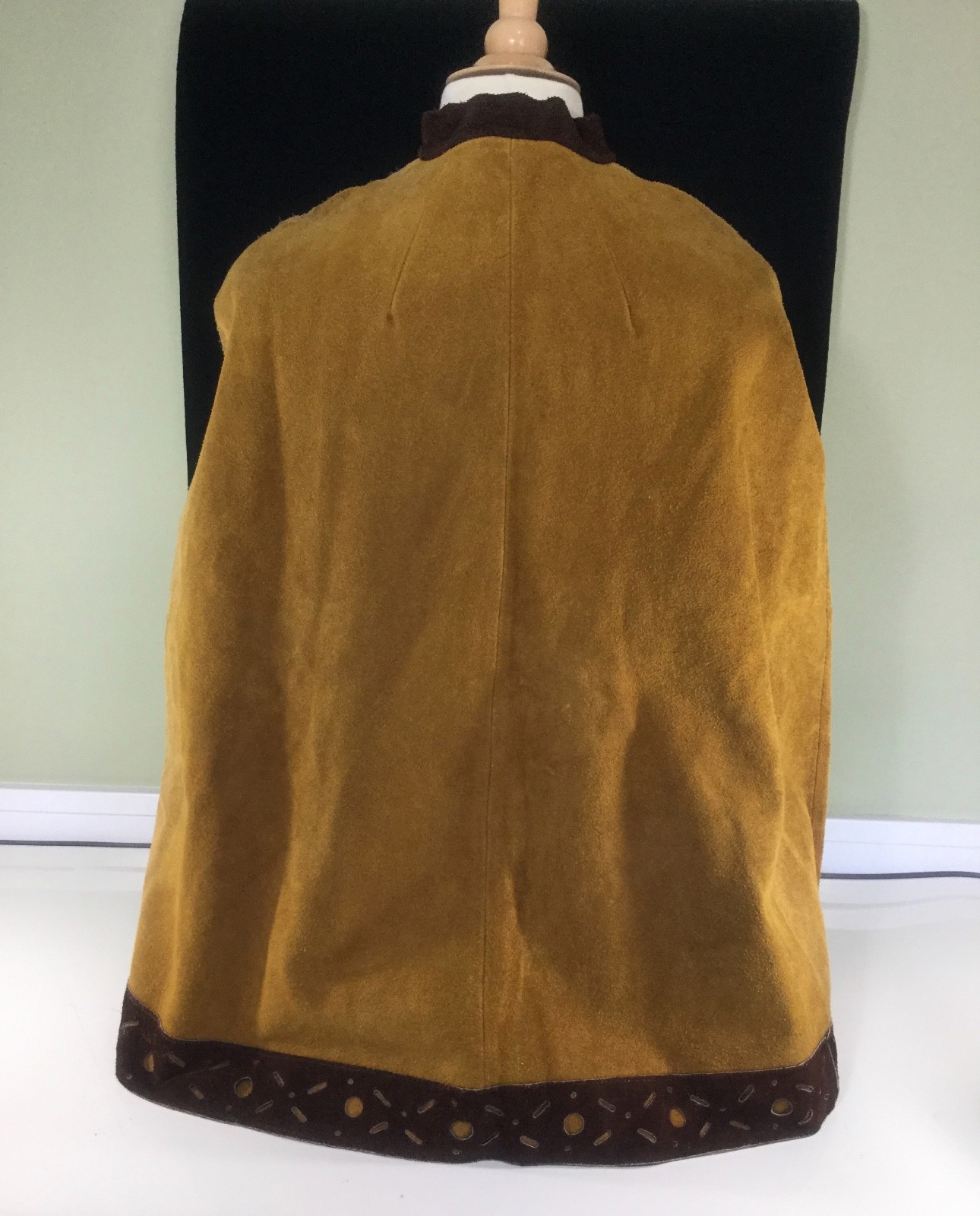 VINTAGE 1970’S WOMEN’S SUEDE LEATHER CAPE HIPPIE CHICK BOHO RETRO COOL WESTERN