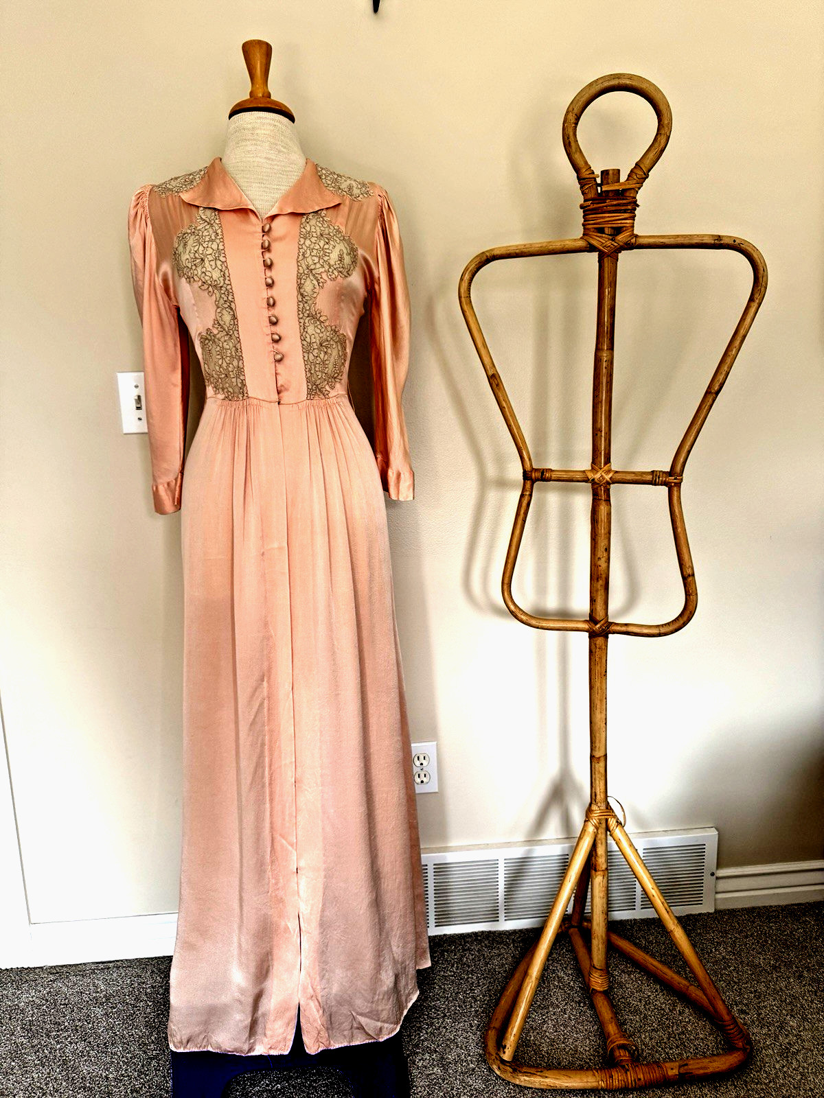 1930s FAMOUS-BARR Peachy Pink SILK NEGLIGEE Boudoir Robe Peignoir S Lace Trim