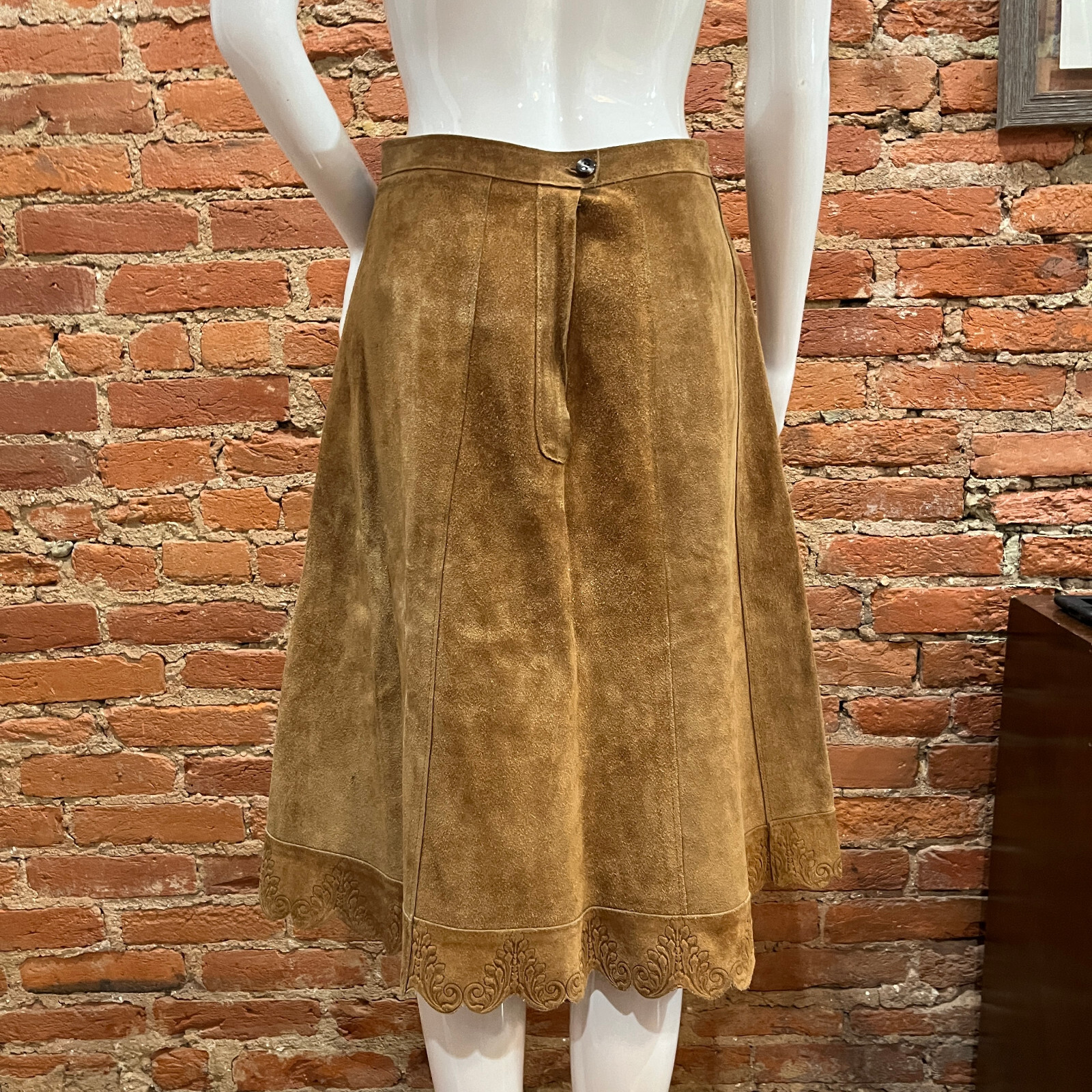 Vintage Western A-Line Cowgirl Festival Tan Suede Skirt Embossed Hem 28″ waist