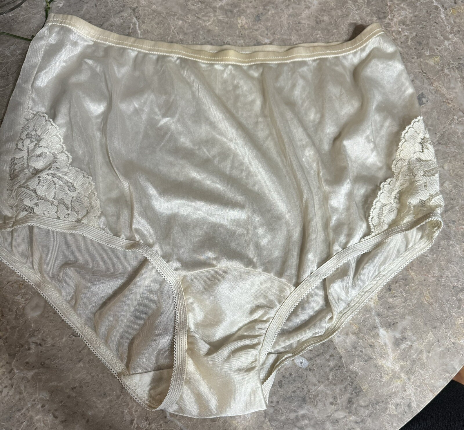 VINTAGE VANITY FAIR SHEER GRANNY PANTY WITH LACE . SIZE 6 / 42. BEIGE