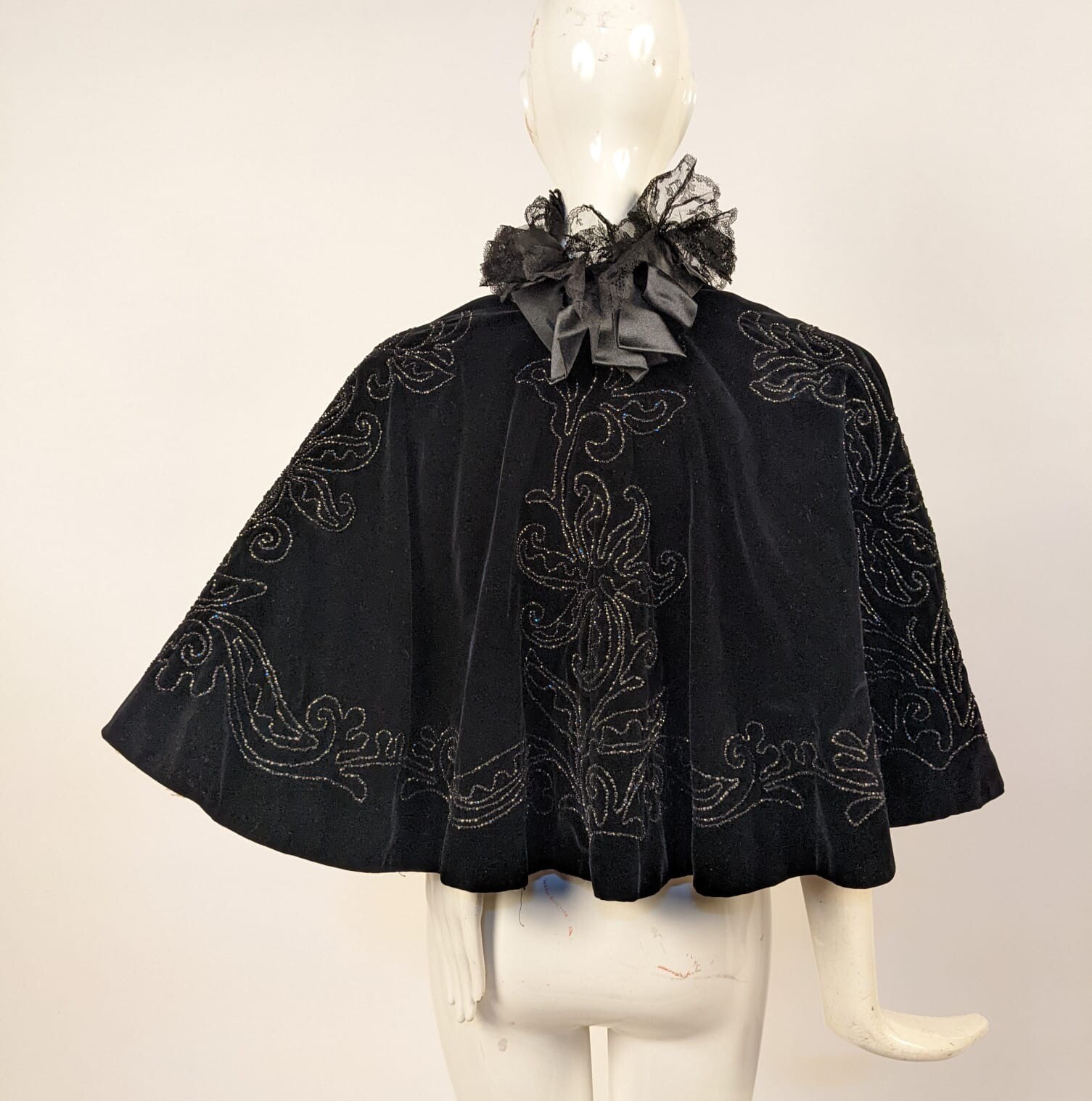 GOTHIC VICTORIAN BLACK SILK VELVET CAPE LACE TRIMMED COLLAR W BEADING