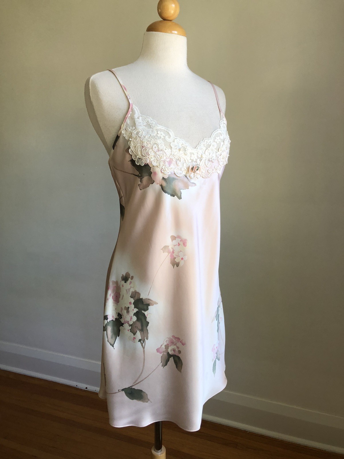 GORGEOUS VTG CALIFORNIA DYNASTY Pink Floral Silky Satin Lace & Pearls Chemise S