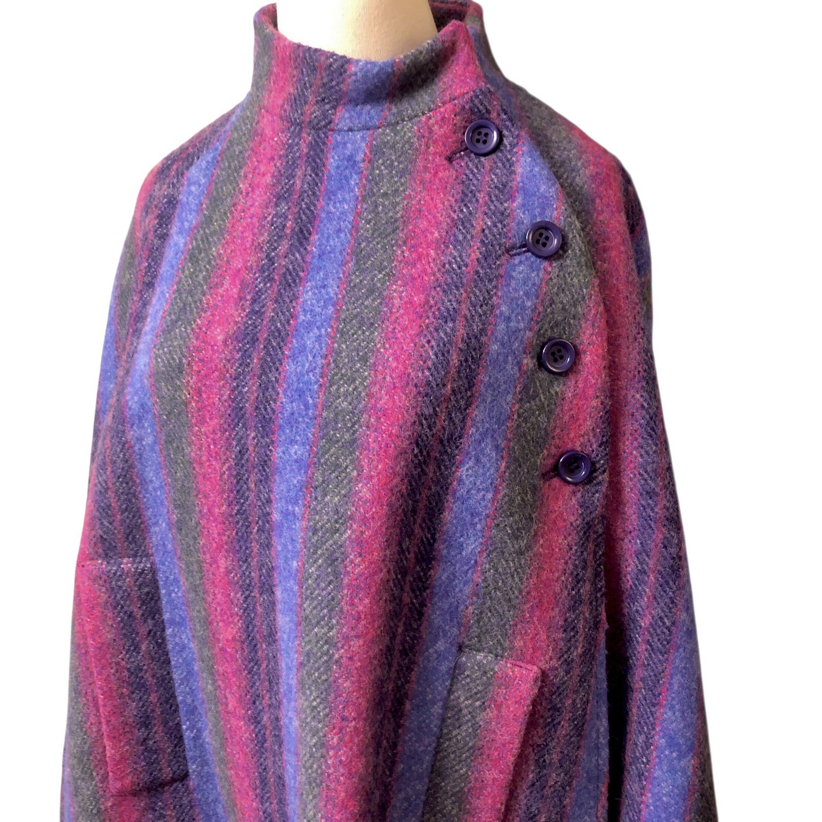 Vtg Jimmy Hourihan of Dublin 100% Irish Wool Short Cape Donnegal Tweed ￼Medium