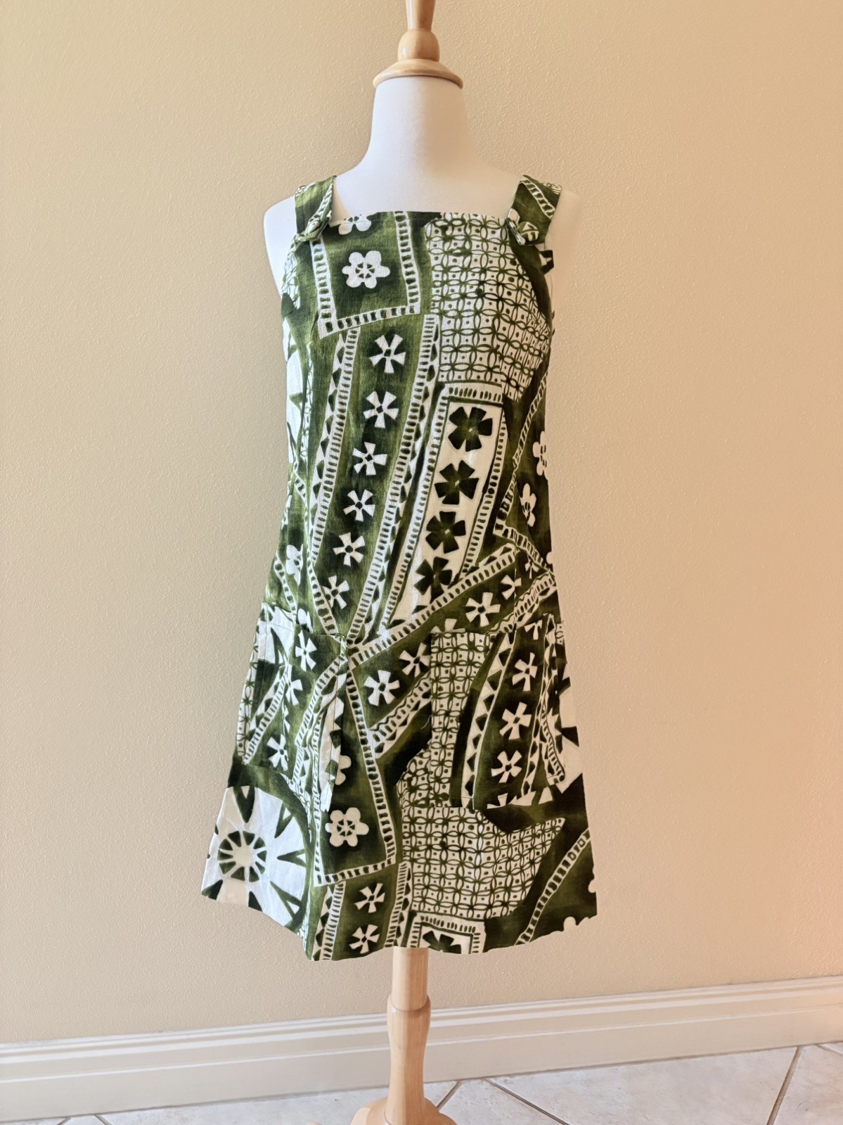 Vintage 1960s Green white Bark Cloth Hawaiian Floral Mini Dress Size Small