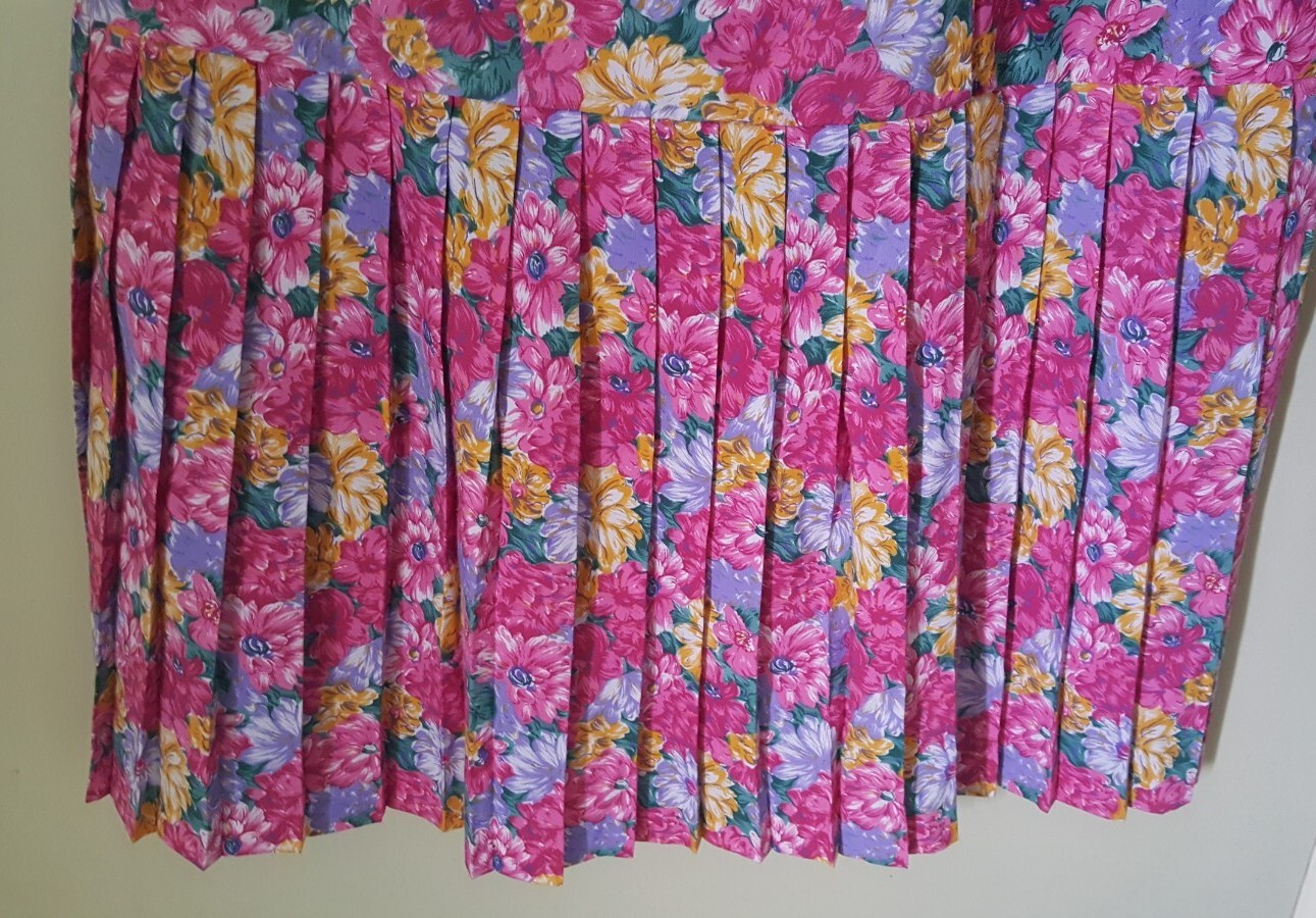 Vintage Dress Hana Sung Pink Floral Pleated Size 16 Bust 95, Waist 75, Hips 100.