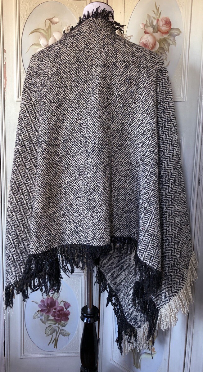 VTG WOOL WOVEN HOUNDSTOOTH IVORY CHARCOAL GRAY-BLACK PONCHO CAPE FRINGED EUC