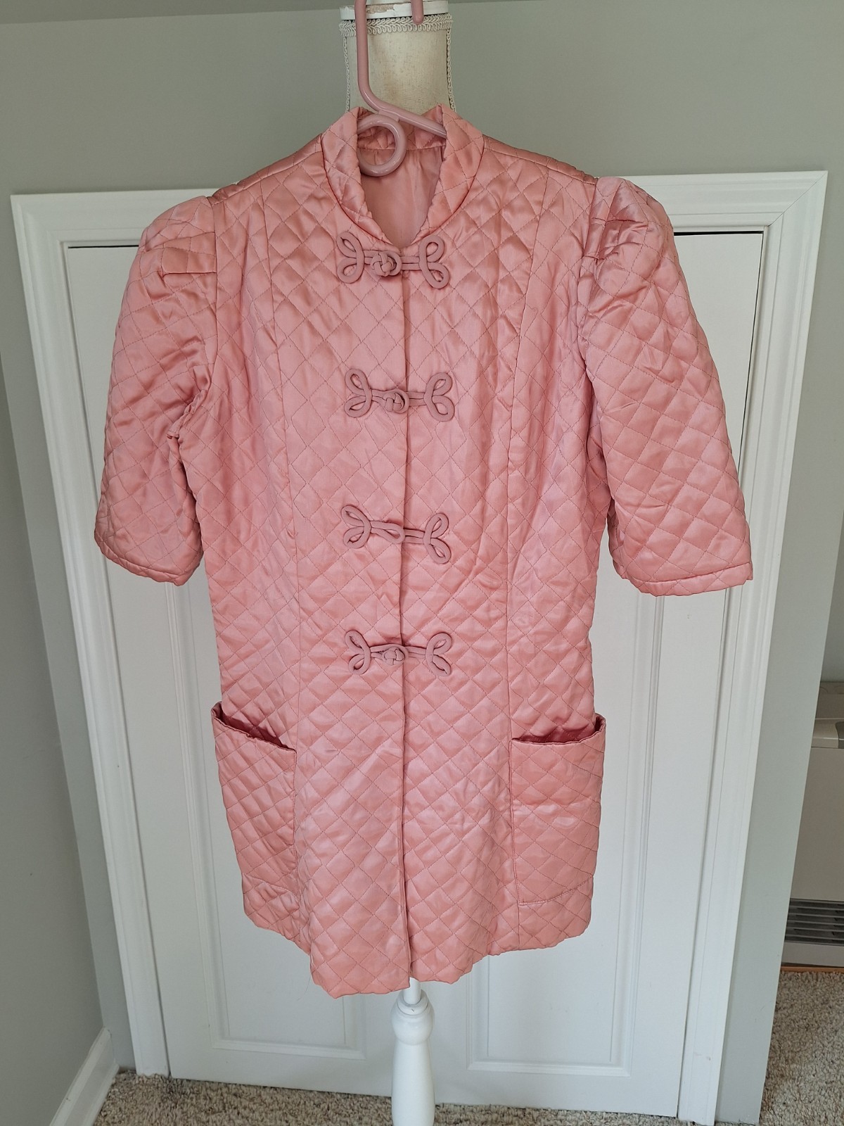 Beautiful Mid-Century Quilted Jacket or Robe Asian Short Sleeve Petite