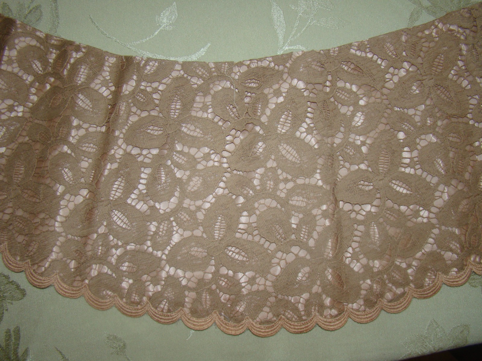 RARE MID CENTURY CUSTOM DETACHABLE CAFE AU LAIT FABRIC LACE COLLAR STOLE CAPE