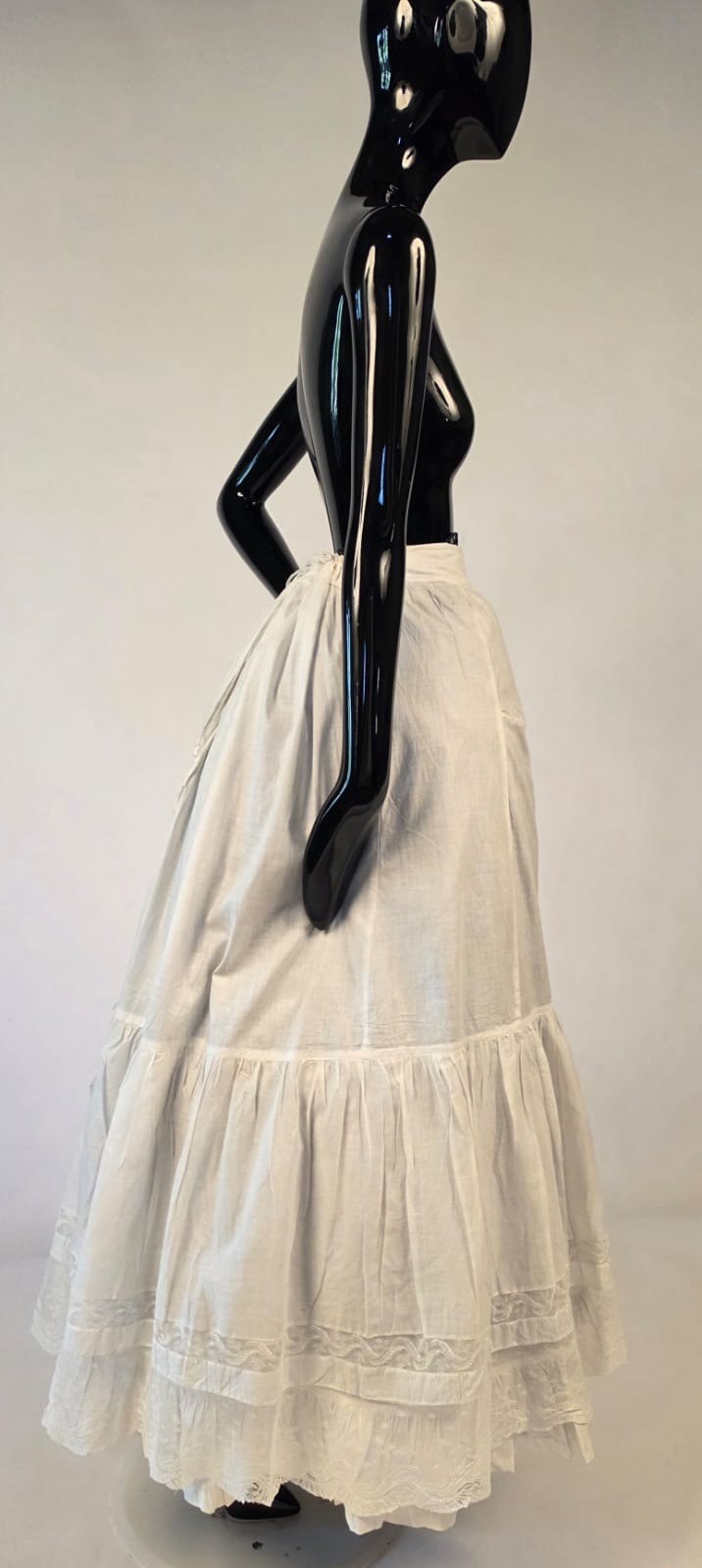 VICTORIAN 19TH C WHITE COTTON PETTICOAT W VALENCIENNES LACE BOTTOM FLOUNCE