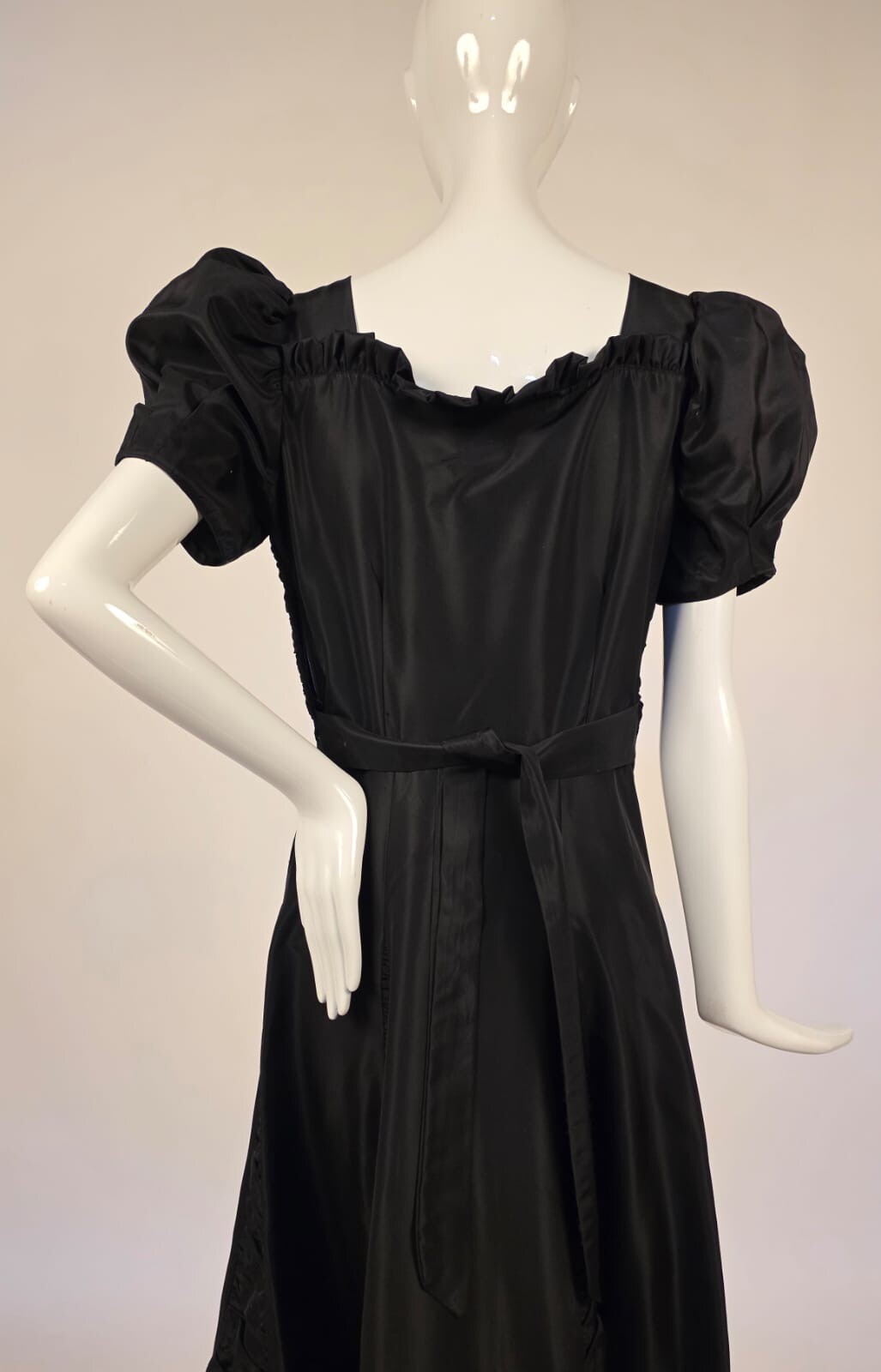 1930’S CRISP JET BLACK TAFFETA PUFF SLEEVE DRESS W RUCHED SKIRTING