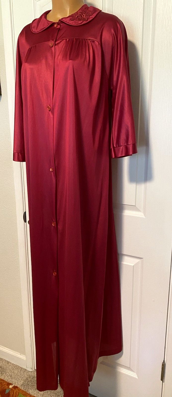 VTG 60’s LORRAINE BURGUNDY WINE W/ APPLIQUE COLLAR BUTTON DOWN LONG ROBE SZ M