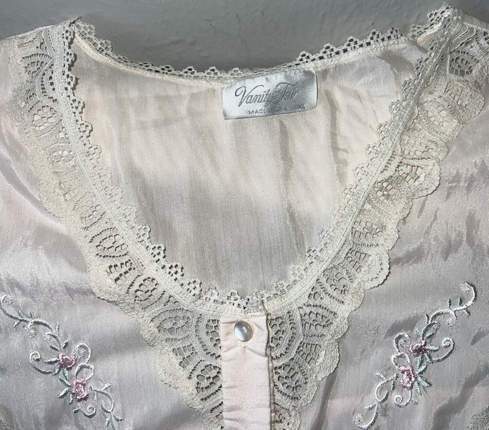 Vintage 1970s Vanity Fair Women XL Nightgown Lace Trim Floral Embroider USA Made
