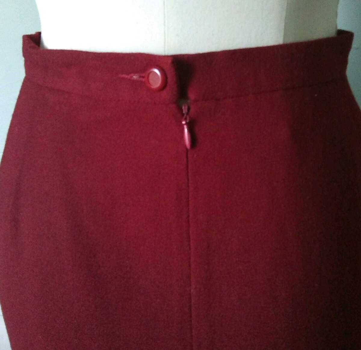 Liz Claiborne Vintage Wool Crepe Skirt Size 12 Red Back Zip and Slit 30″ Waist