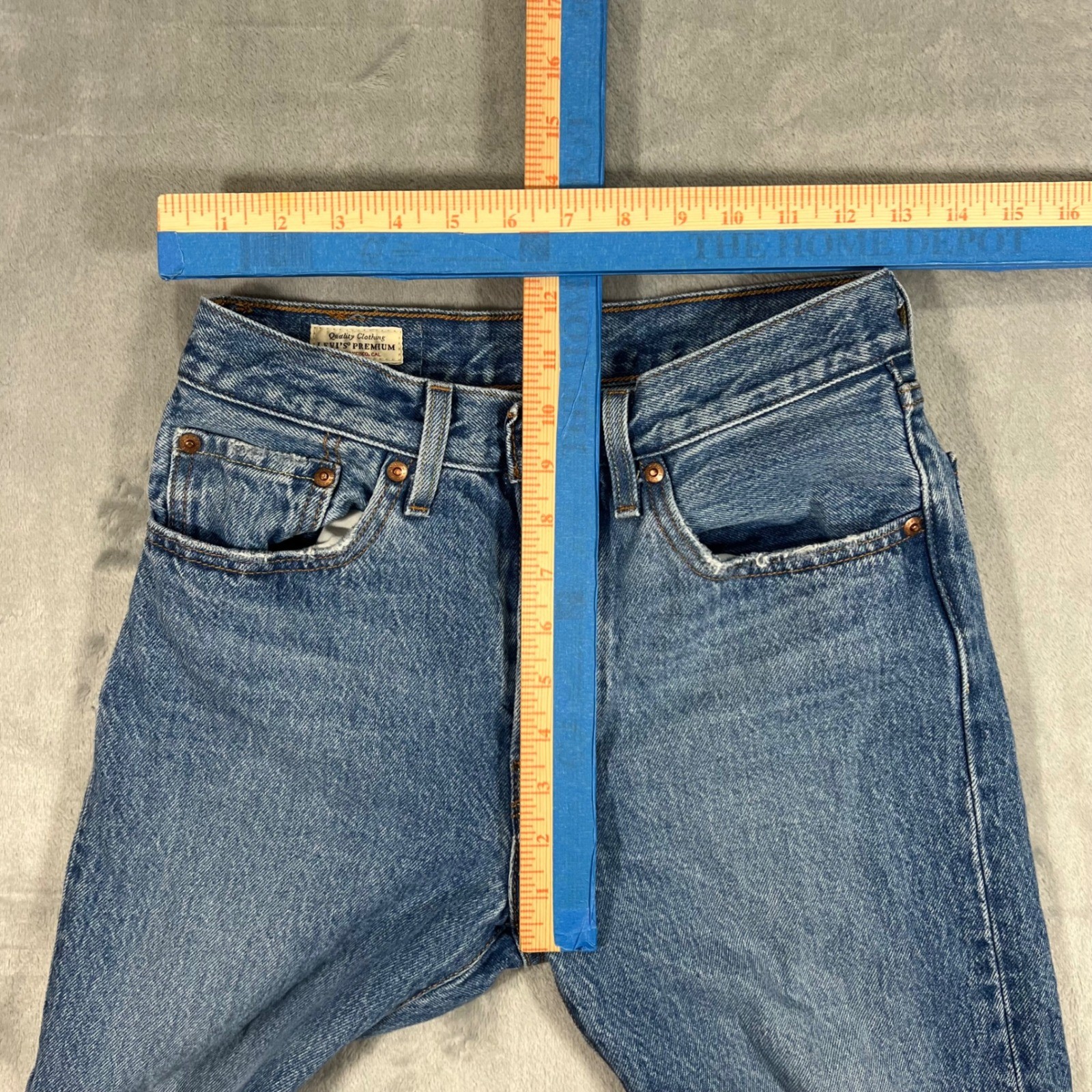 LEVI’S 501 Jeans Womens Size 26×26 Medium Wash Distressed Knee Premium Denim XX