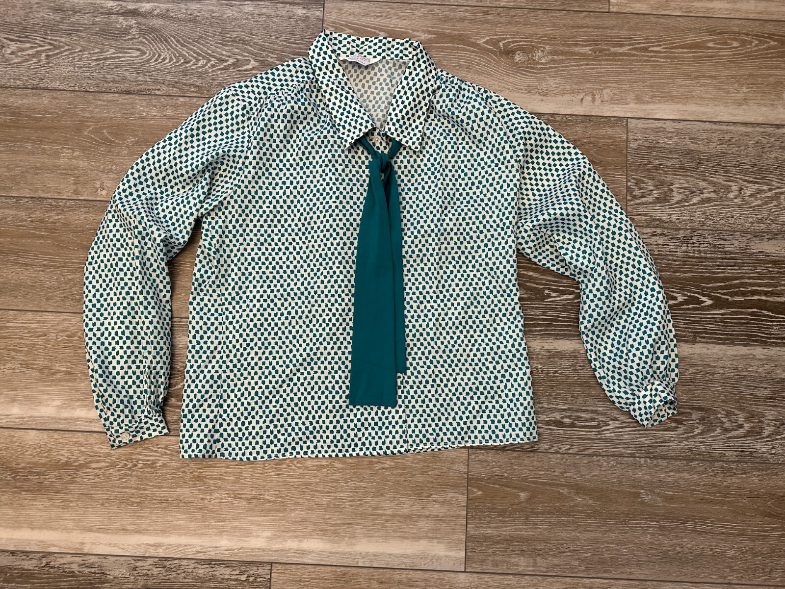 CAPE COD MATCH MATES FABULOUS VINTAGE BLOUSE WITH BOW / TIE AT NECK