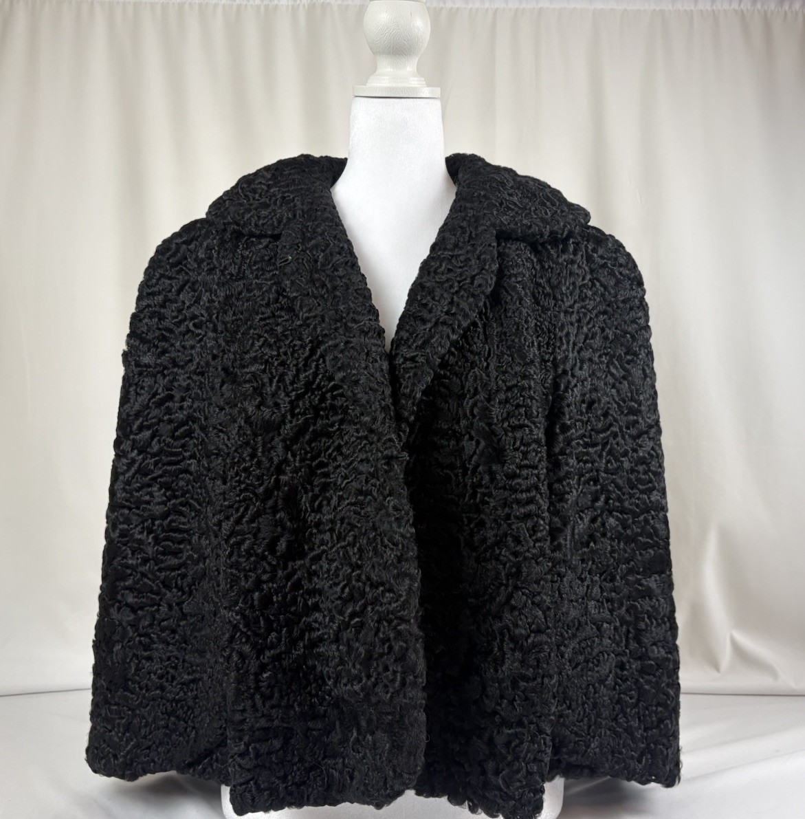VINTAGE Famous-Barr Co. St.Louis Persian Lamb Wool Women Capelet Black EUC