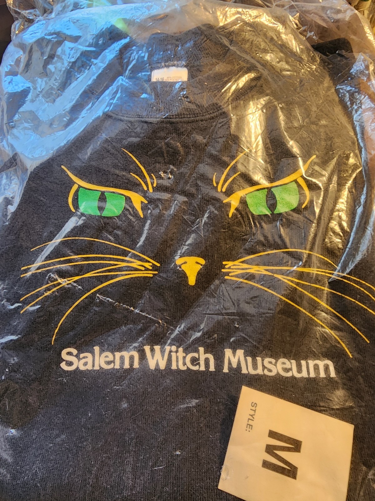 RARE DEADSTOCK VINTAGE 1990s SALEM WITCH MUSEUM „CAT EYES” SWEATSHIRT