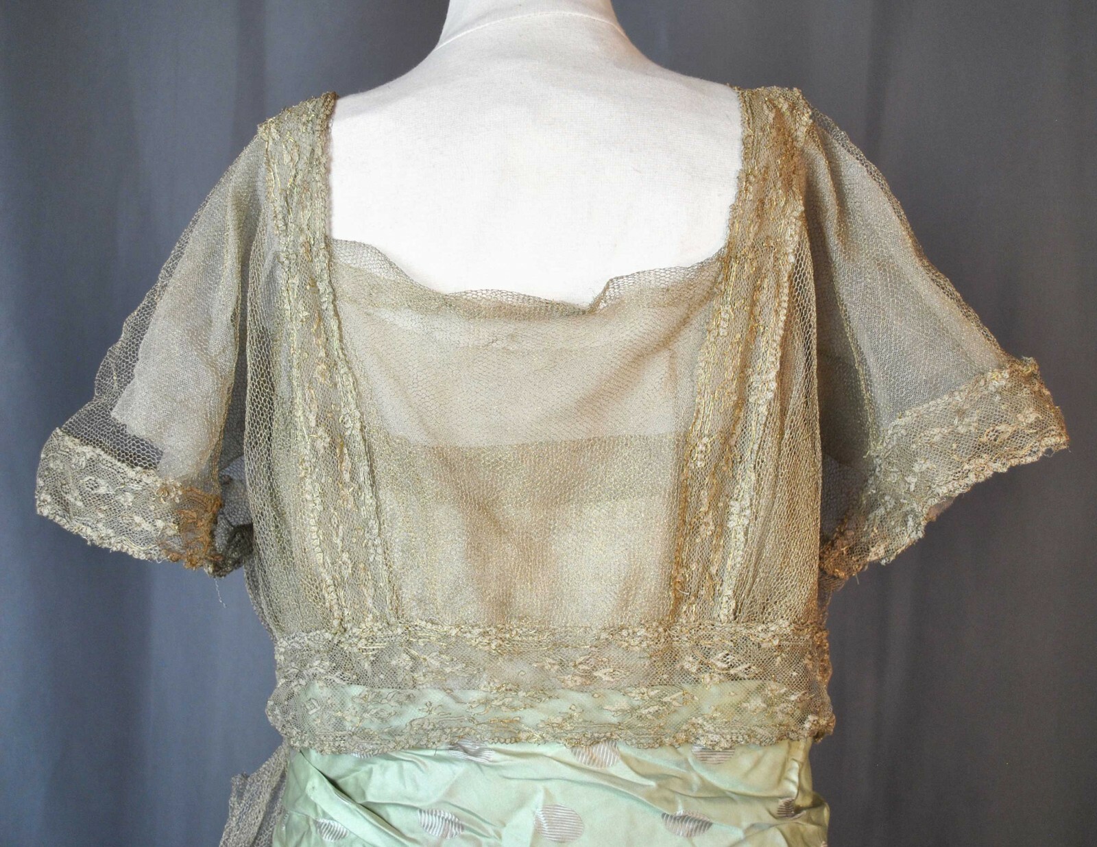 FLAPPER SILK SATIN EVENING DRESS, 1920s, METALLIC LACE TRIM AND NETTING