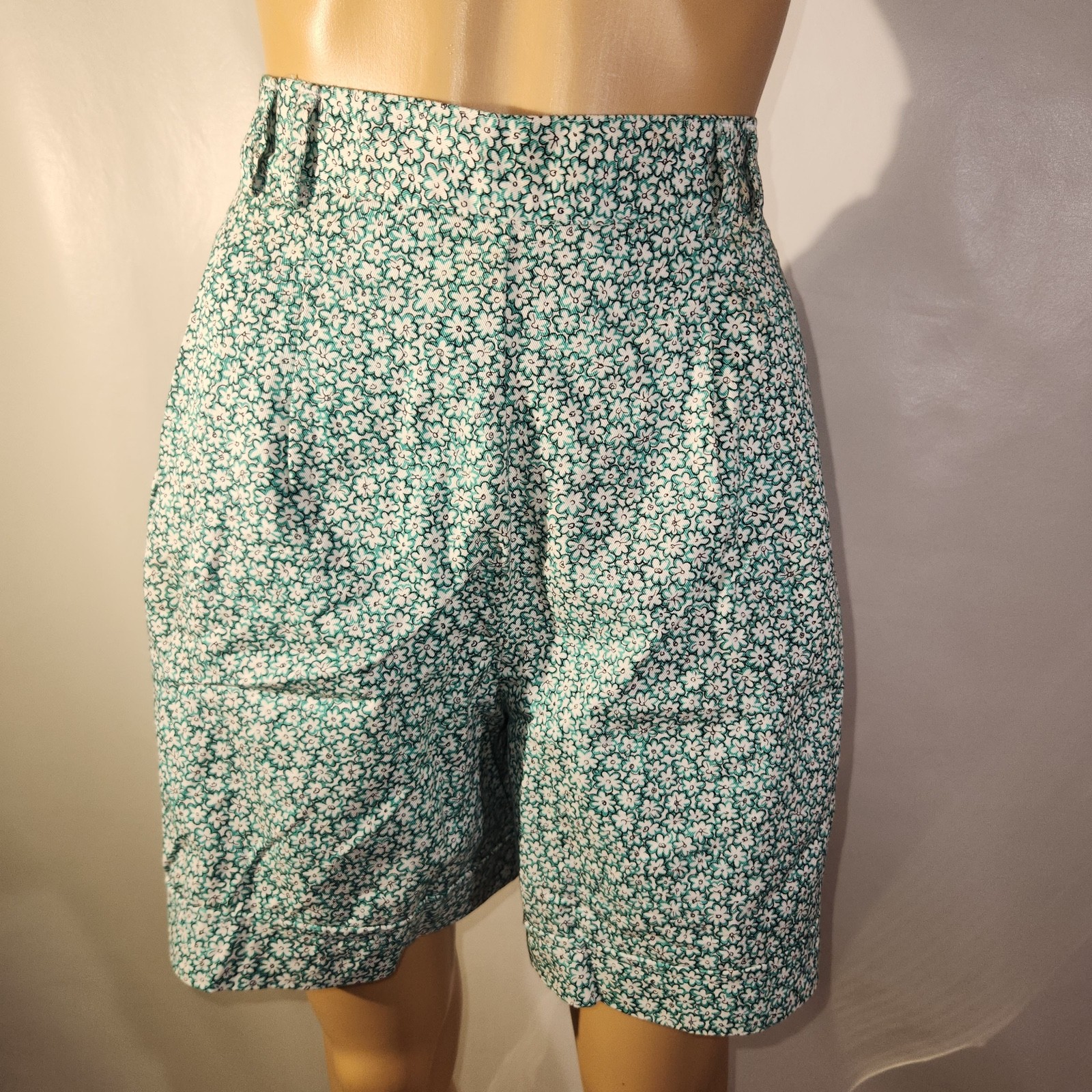 Vintage 90’s Chaus Sport Zip Floral 100% Cotton Bermuda Shorts 14 Green Daisy